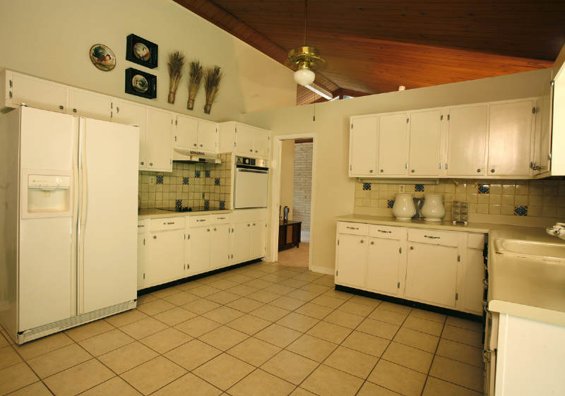 AFTER: Kitchen pops!! with the oversized breakfast bar removed and new decor!