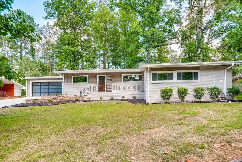 Atlanta Modern homes for sale, Atlanta Modern, Modern Atlanta, Mid-Century Modern Atlanta, Atlanta GA modern homes, Modern renovations Atlanta GA, Contemporary homes, Sagamore hills, Sagamore hills Real Estate, Real Estate Modern Atlanta 